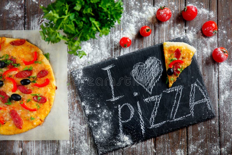Świeża pizza na pokładzie zdjęcia royalty free Świeża pizza na pokładzie zdjęcia royalty free