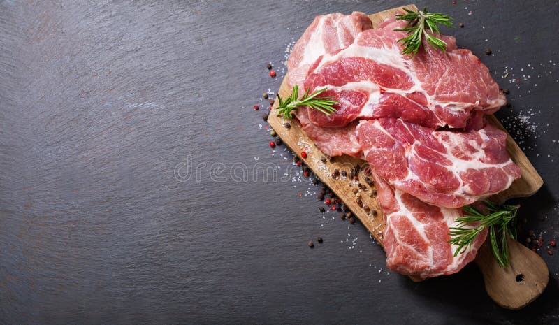 świeże mięso wieprzowe z rozmarynem i przyprawami obrazy stock