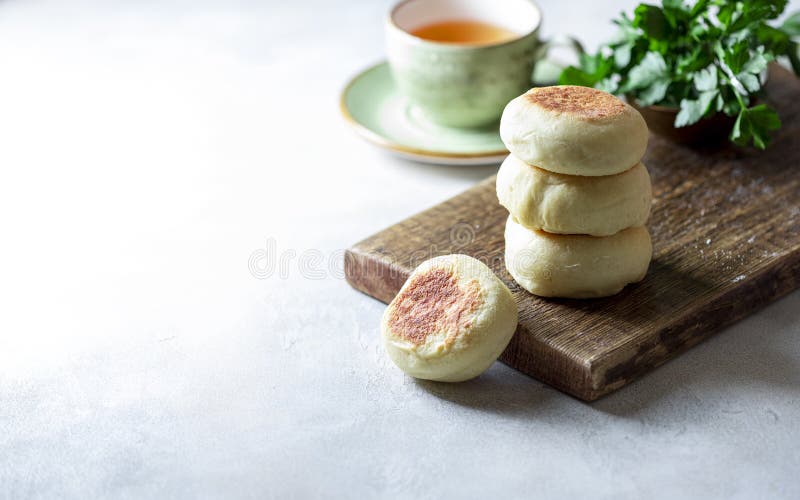 świeże muffiny angielskie. śniadaniowa koncepcja poranna. fotografia stock