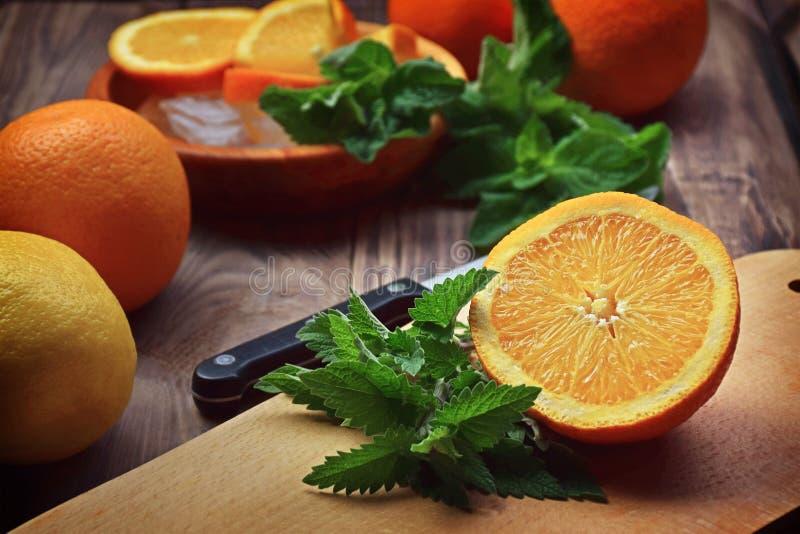 Świeże owoc i fragrant nowi liście, cytryna balsam Zdrowy eatin obraz stock Świeże owoc i fragrant nowi liście, cytryna balsam Zdrowy eatin obraz stock