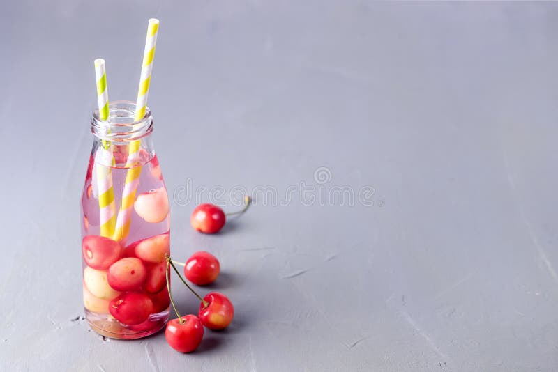 Świeżej owoc Detox napoju styl życia diety pojęcia lata Wodnego Organicznie Zdrowego Odchudzającego Zimnego napoju Natchnąca Chło zdjęcie stock Świeżej owoc Detox napoju styl życia diety pojęcia lata Wodnego Organicznie Zdrowego Odchudzającego Zimnego napoju Natchnąca Chło zdjęcie stock