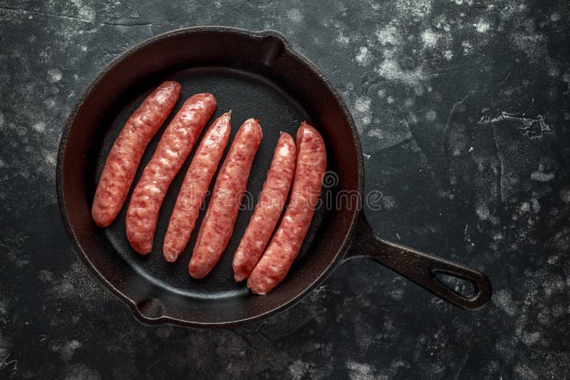 Świeżo robić surowy traken zarzyna kiełbasy w nieociosanej rynience obrazy stock Świeżo robić surowy traken zarzyna kiełbasy w nieociosanej rynience obrazy stock