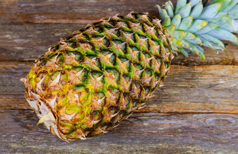 Świeży ananas na drewnianym starym tle fotografia stock Świeży ananas na drewnianym starym tle fotografia stock
