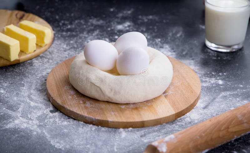 Świeży ciasto przygotowywający dla piec fotografia stock Świeży ciasto przygotowywający dla piec fotografia stock