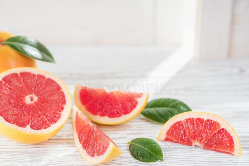 Świeży czerwony grapefruitowy na nieociosanym białym drewnianym stole, odgórny widok, mieszkanie nieatutowy Zdrowy jedzenie, diet obraz stock Świeży czerwony grapefruitowy na nieociosanym białym drewnianym stole, odgórny widok, mieszkanie nieatutowy Zdrowy jedzenie, diet obraz stock