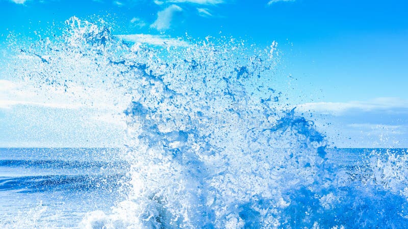 Świeży czysty białej wody oceanu fala pluśnięcie