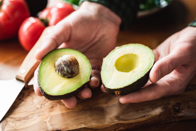Świeży dojrzały avocado w męskich rękach obraz stock Świeży dojrzały avocado w męskich rękach obraz stock