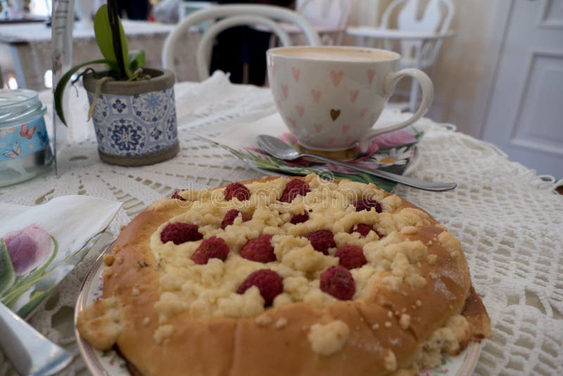 Świeży domowej roboty round rapsberry tort obraz stock Świeży domowej roboty round rapsberry tort obraz stock