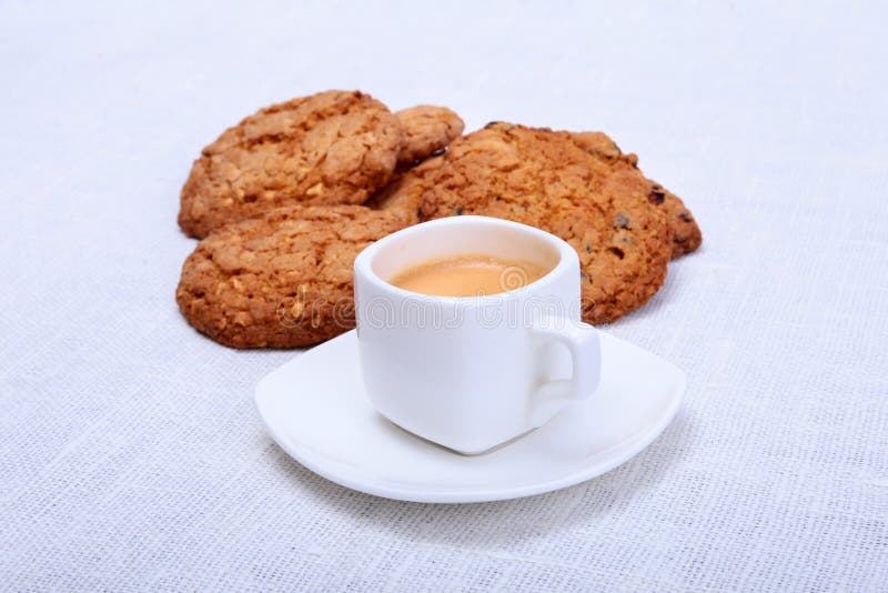 Świeży domowej roboty tort, słodka bułeczka i filiżanka z kawą espresso na parciak wyplatającym tekstury tle, Selekcyjna ostrość obraz stock Świeży domowej roboty tort, słodka bułeczka i filiżanka z kawą espresso na parciak wyplatającym tekstury tle, Selekcyjna ostrość obraz stock