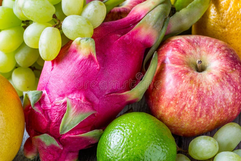Świeży egzot i tradycyjne owoc