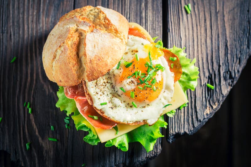 Świeży hamburger z bekonem, jajkami i serem, zdjęcia stock Świeży hamburger z bekonem, jajkami i serem, zdjęcia stock