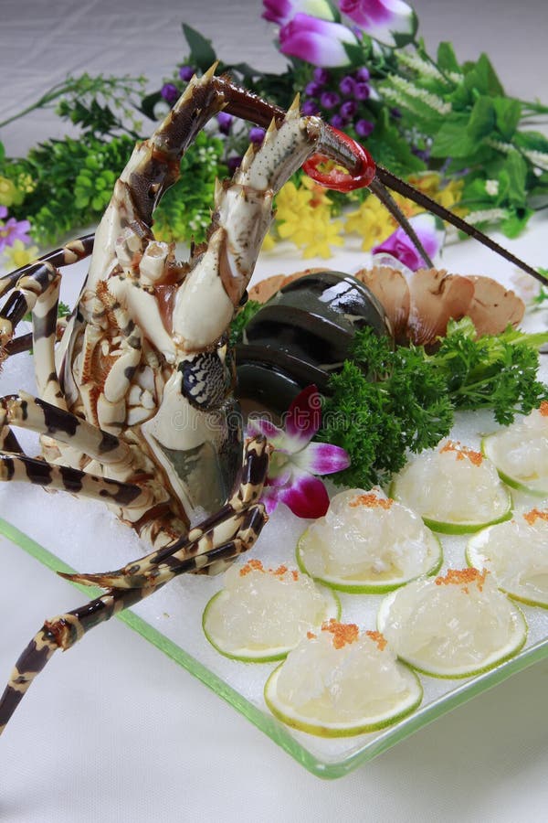 Świeży homara suszi na lodowym bielu talerzu w restauraci zdjęcia stock Świeży homara suszi na lodowym bielu talerzu w restauraci zdjęcia stock