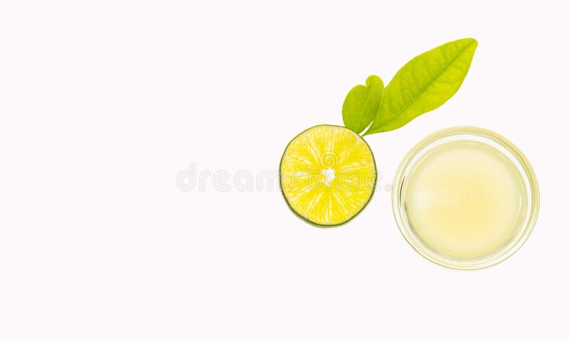 świeży i odurzający sok cytrynowy w miseczce cytrus latifolia zdjęcie stock