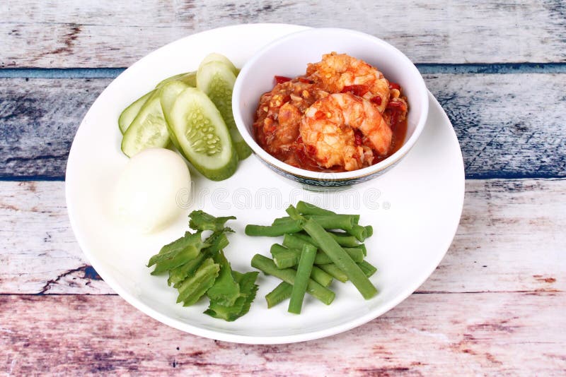 Świeży krewetkowy chili upad słuzyć z bocznym naczyniem zdjęcie royalty free Świeży krewetkowy chili upad słuzyć z bocznym naczyniem zdjęcie royalty free