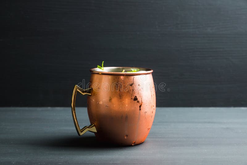 Świeży lychee Moscow muł na nieociosanym tle zdjęcia stock Świeży lychee Moscow muł na nieociosanym tle zdjęcia stock