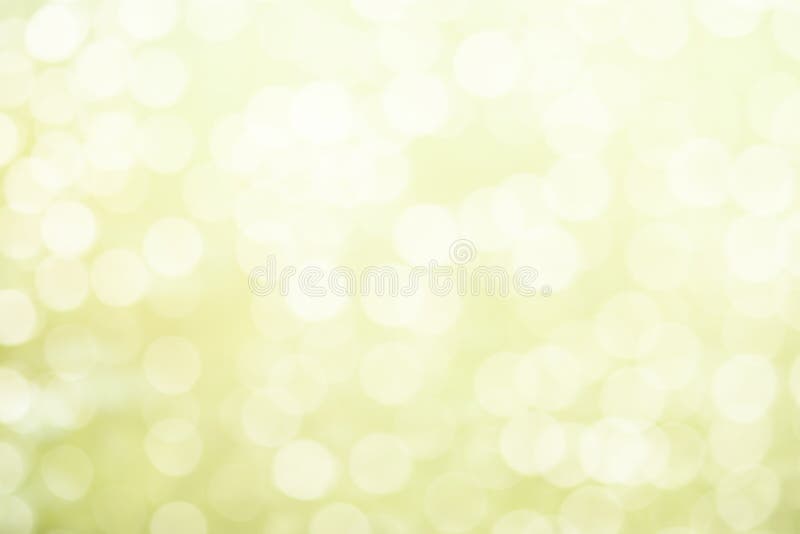 Świeży miękkiej części zieleni wiosny tło z bokeh i białymi drewnianymi deskami zdjęcie stock Świeży miękkiej części zieleni wiosny tło z bokeh i białymi drewnianymi deskami zdjęcie stock