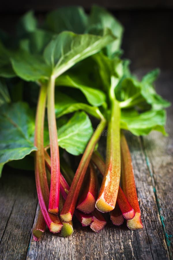 Świeży organicznie rabarbar na drewnianym tle fotografia stock Świeży organicznie rabarbar na drewnianym tle fotografia stock