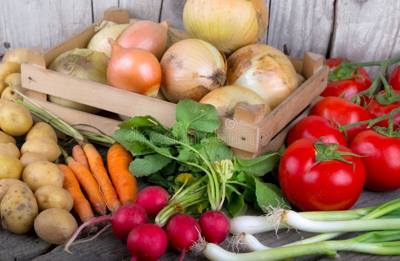 Świeży Organicznie warzywo na drewno stole obraz stock Świeży Organicznie warzywo na drewno stole obraz stock