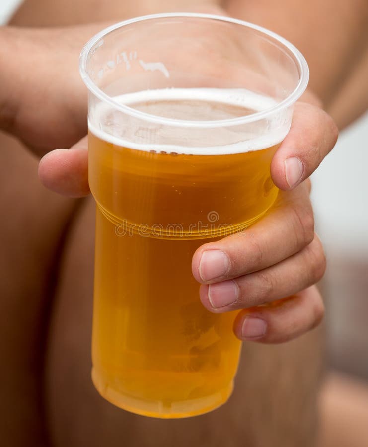Świeży piwo w plastikowej filiżance w ręce zdjęcia stock Świeży piwo w plastikowej filiżance w ręce zdjęcia stock