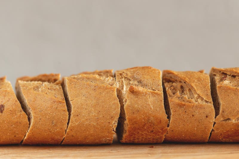 Świeży pokrojony żyta baguette na drewnianej tnącej desce obrazy stock Świeży pokrojony żyta baguette na drewnianej tnącej desce obrazy stock