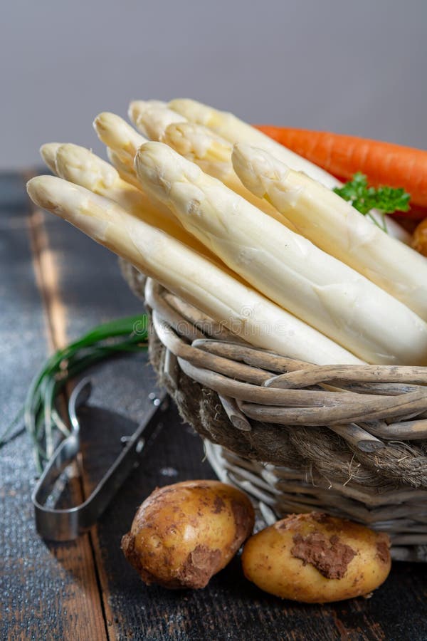 Świeży smakowity biały asparagus i grule, sezonowy warzywo, ne obraz stock Świeży smakowity biały asparagus i grule, sezonowy warzywo, ne obraz stock