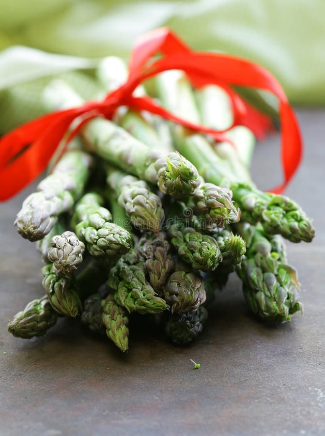 Świeży surowy zielony asparagus obrazy stock Świeży surowy zielony asparagus obrazy stock