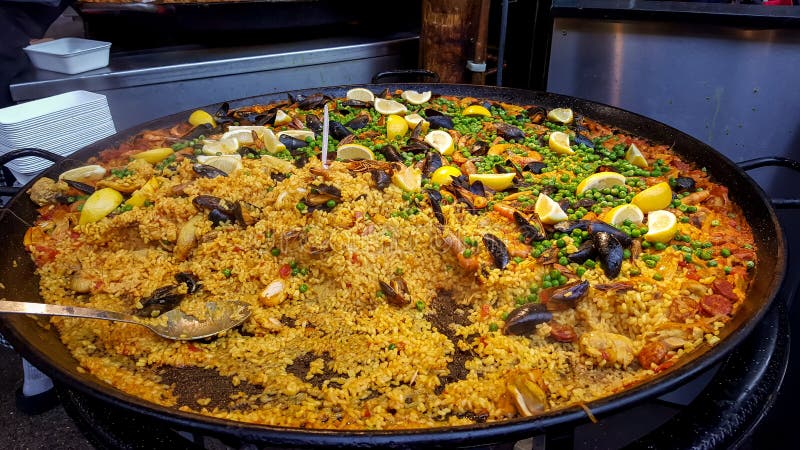 Świeży tradycyjny paella gotowy w rynku obrazy royalty free Świeży tradycyjny paella gotowy w rynku obrazy royalty free