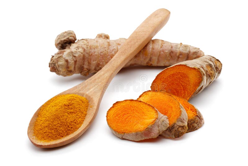 Świeży turmeric z plasterkami i kurkumy w drewnianej łyżce zdjęcie stock Świeży turmeric z plasterkami i kurkumy w drewnianej łyżce zdjęcie stock