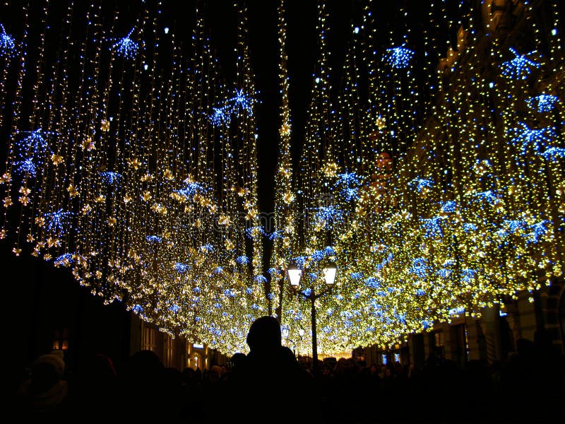Świąteczne iluminacje w mieście zima wakacje, Rosja, Moskwa, Nikolskaya ulica zdjęcia royalty free Świąteczne iluminacje w mieście zima wakacje, Rosja, Moskwa, Nikolskaya ulica zdjęcia royalty free