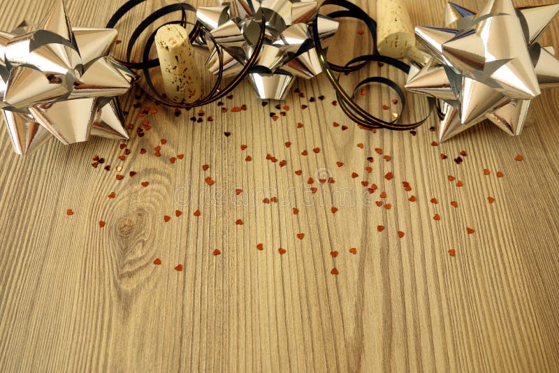 Świąteczni dekoracja faborki, confetti na drewnianym tle i zdjęcie stock Świąteczni dekoracja faborki, confetti na drewnianym tle i zdjęcie stock