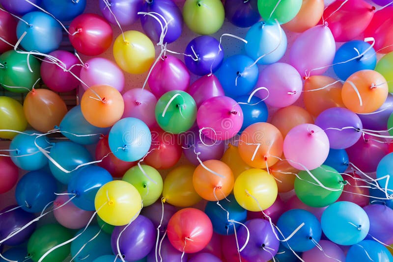 świąteczni, kolorowi balony z helowym doczepianiem biali faborki, zdjęcia stock świąteczni, kolorowi balony z helowym doczepianiem biali faborki, zdjęcia stock