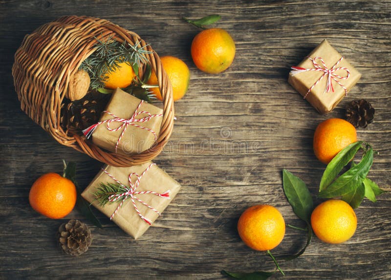 Świąteczny Bożenarodzeniowy kosz z prezentów pudełkami i tangerines zdjęcie royalty free Świąteczny Bożenarodzeniowy kosz z prezentów pudełkami i tangerines zdjęcie royalty free