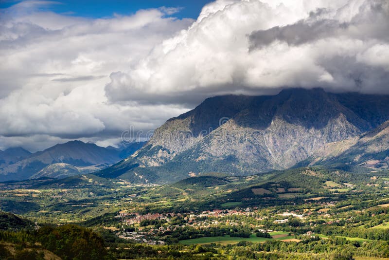 Świątobliwy czapeczki en Champsaur w lecie Alps, Champsaur, Francja obrazy stock Świątobliwy czapeczki en Champsaur w lecie Alps, Champsaur, Francja obrazy stock
