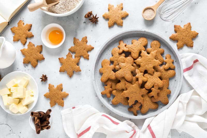 Święta Bożego Narodzenia, X-mas lub Nowy Rok pieczenia tła kulinarnego, przepis na gotowanie Chleb świąteczny na stole kuchennym obraz stock Święta Bożego Narodzenia, X-mas lub Nowy Rok pieczenia tła kulinarnego, przepis na gotowanie Chleb świąteczny na stole kuchennym obraz stock