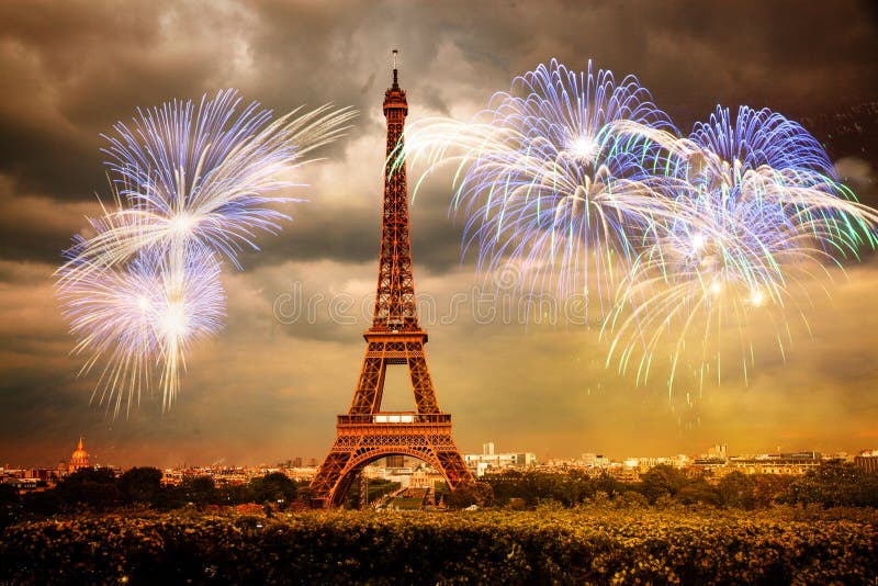 świętowanie Nowego Roku w paryskiej wieży Eiffla z fajerwerkami