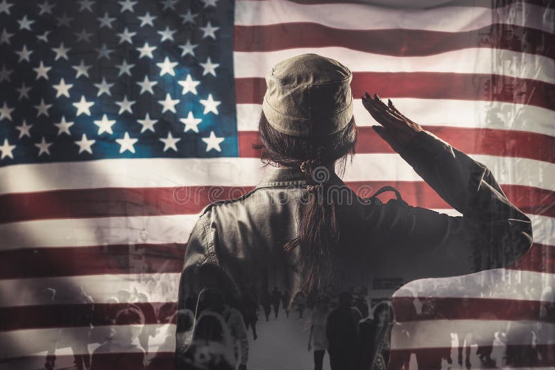 świętowanie w usa. żeński żołnierz pozdrawiający na tle amerykańskiej flagi. widok z tyłu. wielopoziomowa ekspozycja obrazy stock