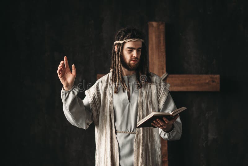Święty jezus chrystus modlenie z biblijnym w rękach obraz stock Święty jezus chrystus modlenie z biblijnym w rękach obraz stock
