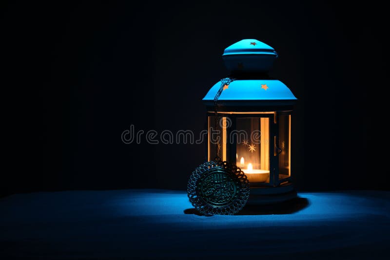 Święty miesiąc Ramadan Karim tło Jaskrawy lampion na piasku z odbitkową przestrzenią zdjęcia royalty free Święty miesiąc Ramadan Karim tło Jaskrawy lampion na piasku z odbitkową przestrzenią zdjęcia royalty free