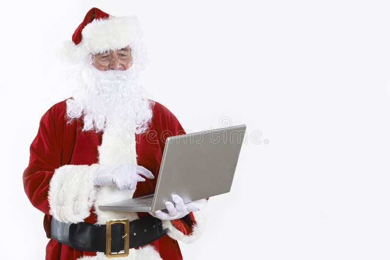 Święty Mikołaj Używa laptop Na Białym tle zdjęcie stock Święty Mikołaj Używa laptop Na Białym tle zdjęcie stock
