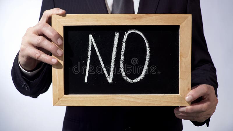 Żadny pisać na blackboard, biznesmena mienia znak, dzwoni zatrzymywać korupcję fotografia royalty free Żadny pisać na blackboard, biznesmena mienia znak, dzwoni zatrzymywać korupcję fotografia royalty free
