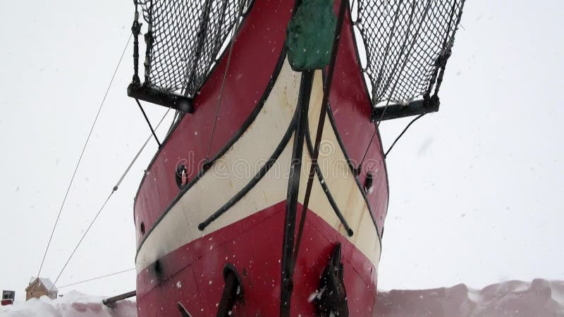 Żaglówki żeglowania statku basecamp w Arktycznym