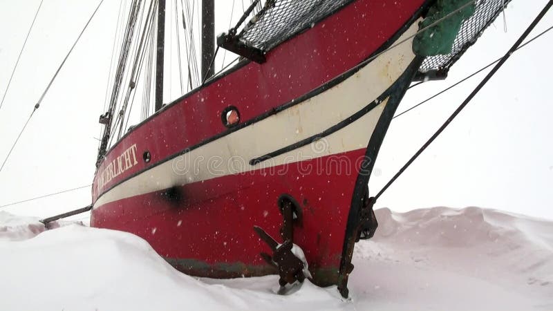 Żaglówki żeglowania statku Noorderlicht basecamp w Arktycznym