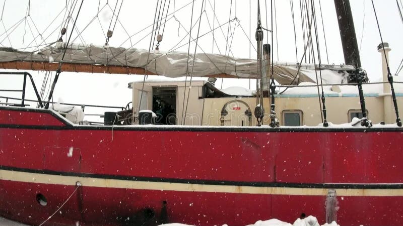 Żaglówki żeglowania statku Noorderlicht basecamp w Arktycznym