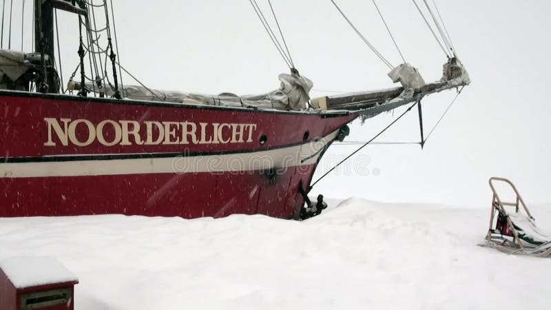 Żaglówki żeglowania statku Noorderlicht basecamp w Arktycznym