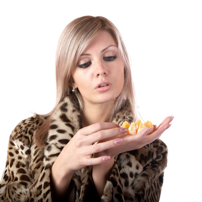 żakieta futerkowa dziewczyny ręka trzyma tangerine zdjęcie royalty free żakieta futerkowa dziewczyny ręka trzyma tangerine zdjęcie royalty free