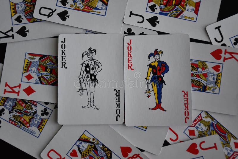 żartowniś z karty na tle rozrzuconych kart zdjęcie stock