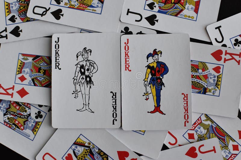 żartowniś z karty na tle rozrzuconych kart obraz stock