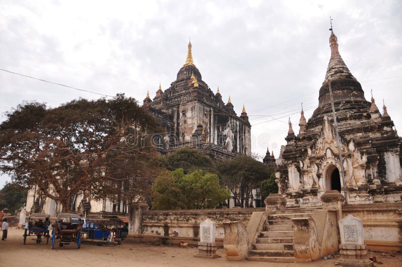 że byinnyu phaya pagoda paya temple chedi dla birmańskich i zagranicznych podróżników odwiedzić szacunek modląc się do boga buddy zdjęcia royalty free