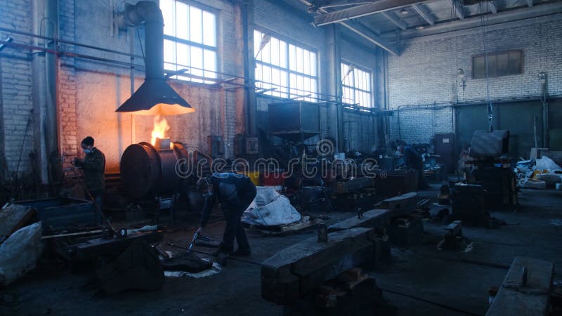 Żelazni i stalowi pracownicy fabryczni Akcyjny materia? filmowy Wśrodku fabryki metal formy obrazy stock Żelazni i stalowi pracownicy fabryczni Akcyjny materia? filmowy Wśrodku fabryki metal formy obrazy stock