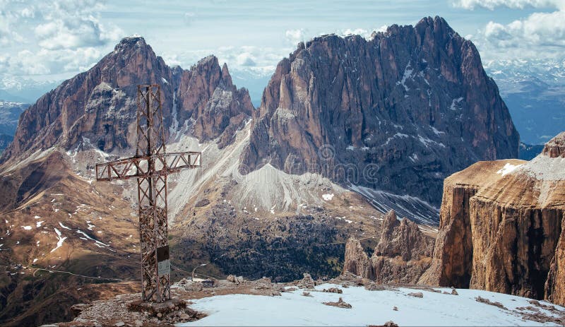 Żelazny krzyż na górze Sass Pordoi, Włoscy dolomity fotografia stock Żelazny krzyż na górze Sass Pordoi, Włoscy dolomity fotografia stock